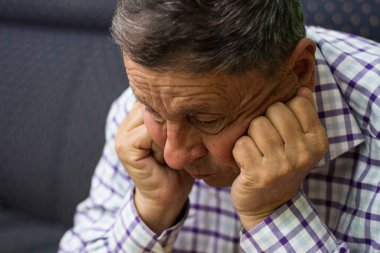 Yaşlı adam öyle dalıp gitmişim portresi