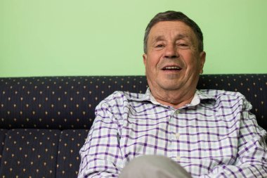 Dişli gülümseme, son sınıf öğrencisinin portresi.