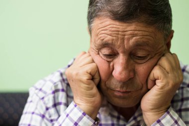 Yaşlı adam öyle dalıp gitmişim portresi