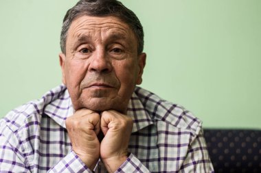 Dişli gülümseme, son sınıf öğrencisinin portresi.