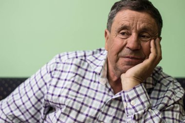 Dişli gülümseme, son sınıf öğrencisinin portresi.