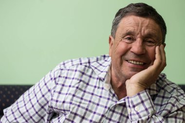 Dişli gülümseme, son sınıf öğrencisinin portresi.