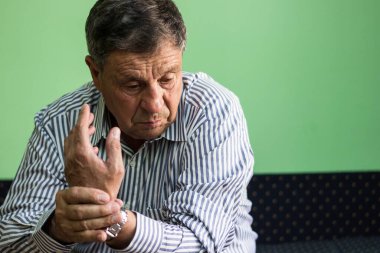 Yaşlı adamın bileği ağrıyor.