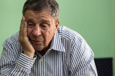 Ağlayan yaşlı adamın portresi