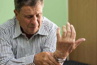 Yaşlı adamın bileği ağrıyor.