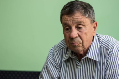 Düşünce portresinde kaybolmuş yaşlı bir adam.