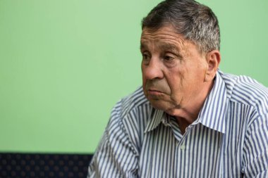 Düşünce portresinde kaybolmuş yaşlı bir adam.