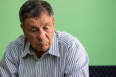 Düşünce portresinde kaybolmuş yaşlı bir adam.