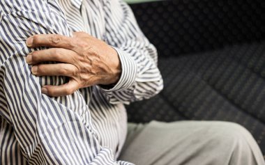 Oturma odasında otururken kas zedelenmesi geçiriyor.