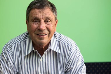 Dişli gülümseme, son sınıf öğrencisinin portresi.