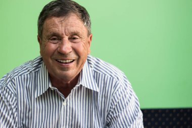 Dişli gülümseme, son sınıf öğrencisinin portresi.