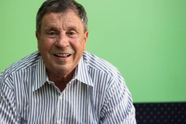 Dişli gülümseme, son sınıf öğrencisinin portresi.