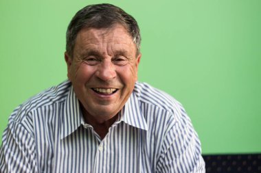 Dişli gülümseme, son sınıf öğrencisinin portresi.