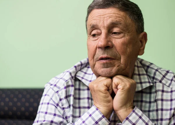 Dişli gülümseme, son sınıf öğrencisinin portresi.