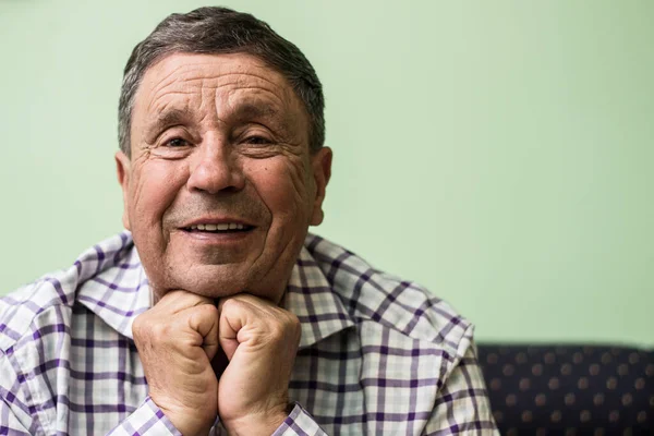 Dişli gülümseme, son sınıf öğrencisinin portresi.