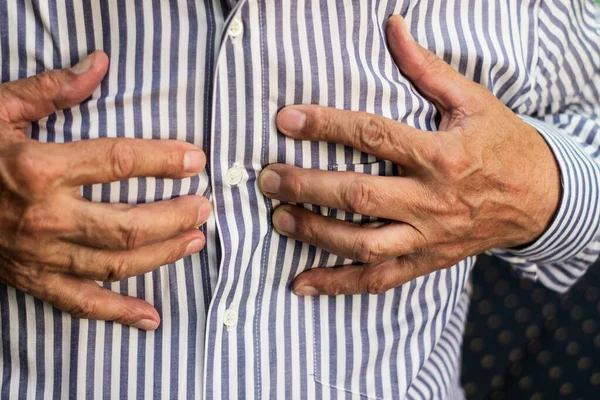 Hombre Mayor Con Dolor Pecho Ataque Corazón — Foto de Stock