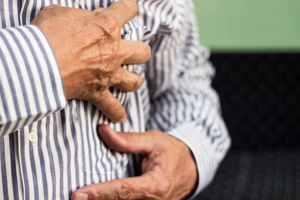 Hombre Mayor Con Dolor Pecho Ataque Corazón — Foto de Stock