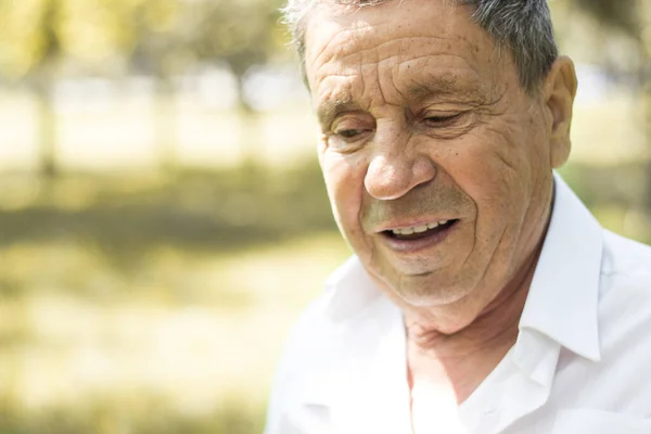 Retrato Anciano Sonriente Naturaleza Mirando Hacia Abajo —  Fotos de Stock