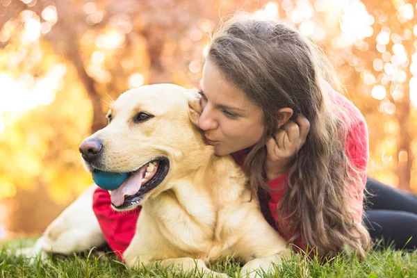 Joven Mujer Sonriente Con Lindo Perro Parque Público —  Fotos de Stock
