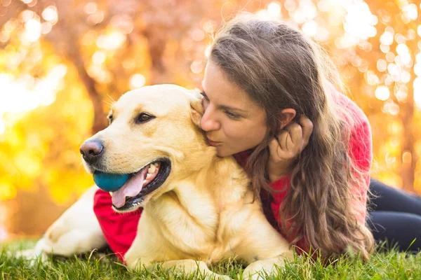 Joven Mujer Sonriente Con Lindo Perro Parque Público — Foto de Stock