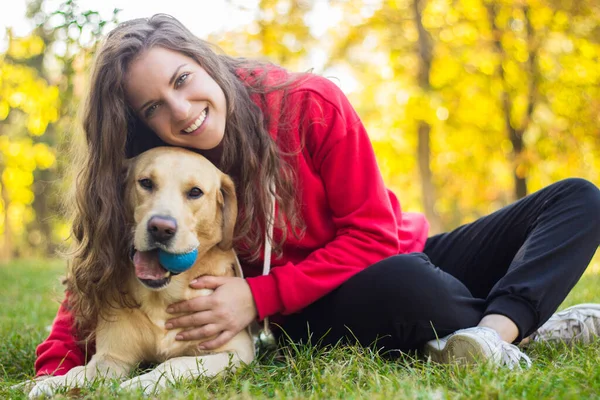 Joven Mujer Sonriente Con Lindo Perro Parque Público —  Fotos de Stock