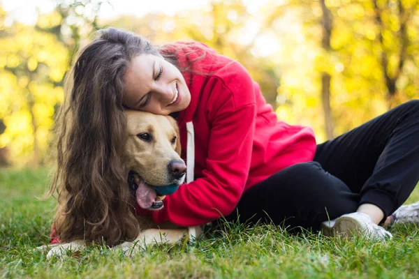 Joven Mujer Sonriente Con Lindo Perro Parque Público — Foto de Stock