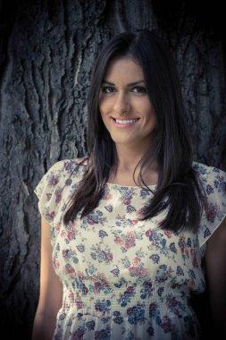 Güzel kadın gülüşü, bahar / yaz, parkta