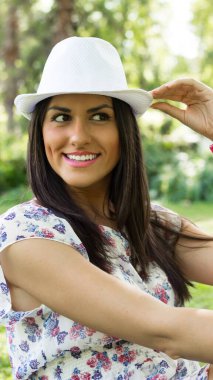 Güzel kadın gülüşü, bahar / yaz, parkta