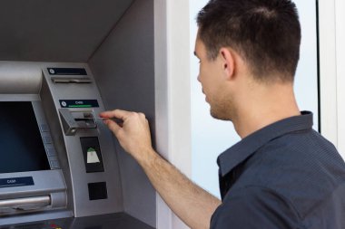 Genç adam Atm kullanarak 
