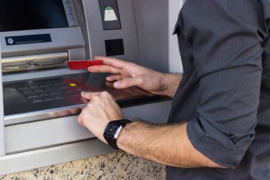 Genç adam Atm kullanarak 