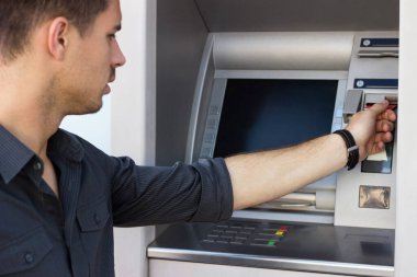 Genç adam Atm kullanarak 