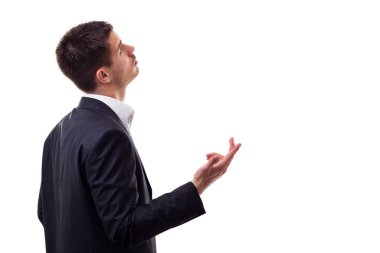 Genç işadamı elinde kalemle sunar: