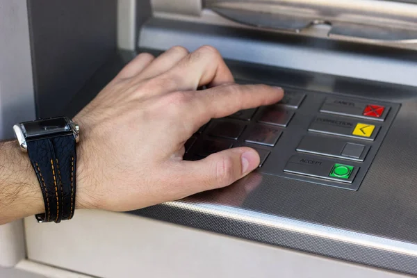 ATM 'deki düğmelere basan adam, kapat.