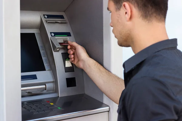 Genç adam Atm kullanarak 