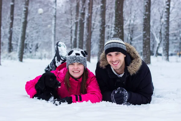 Hermano Hermana Disfrutando Con Perro Nieve Tiempo Invierno —  Fotos de Stock
