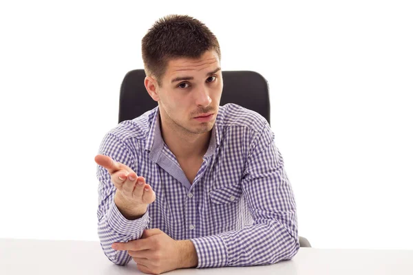 Joven Hombre Sentado Mesa Explicando Algo Aislado Blanco — Foto de Stock