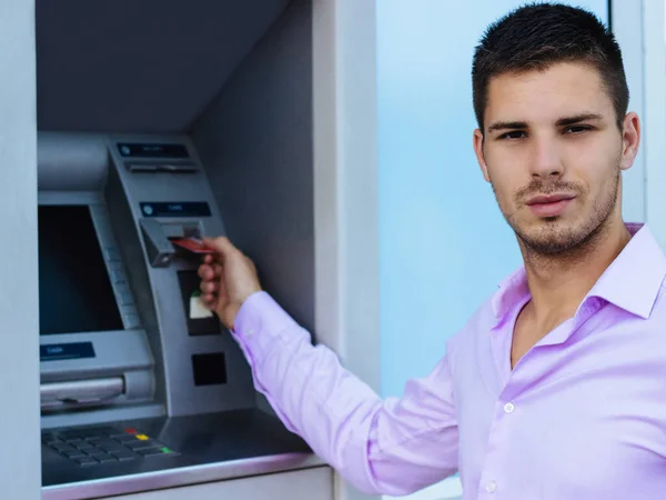 Młody Biznesmen Wypłacający Pieniądze Bankomatu — Zdjęcie stockowe
