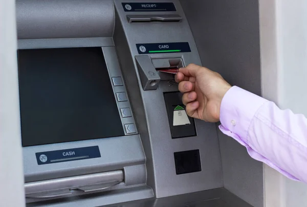 Biznesmen Kartą Kredytową Korzystający Bankomatu — Zdjęcie stockowe