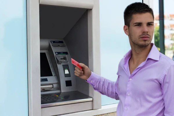 Młody Biznesmen Wypłacający Pieniądze Bankomatu — Zdjęcie stockowe