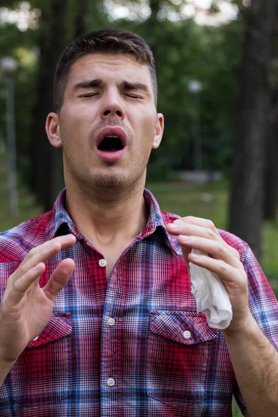 Joven Con Una Alergia Estornudando Pañuelo — Foto de Stock