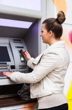 ATM 'de kredi kartından para çeken bir kadın.