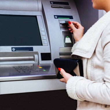 ATM 'de kredi kartından para çeken bir kadın.