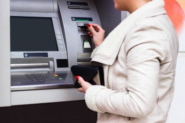 ATM 'de kredi kartından para çeken bir kadın.
