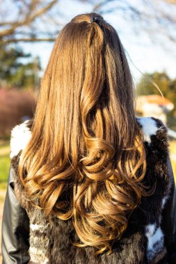 Kıvırcık kadın saçı arkada, açık havada