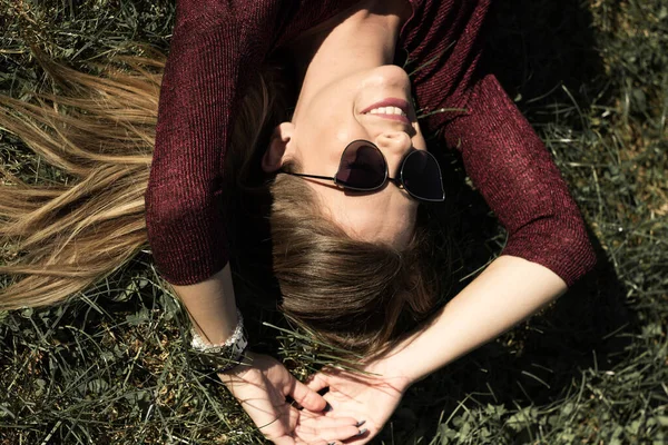 Jovem Mulher Sorridente Deitada Relva Prado — Fotografia de Stock