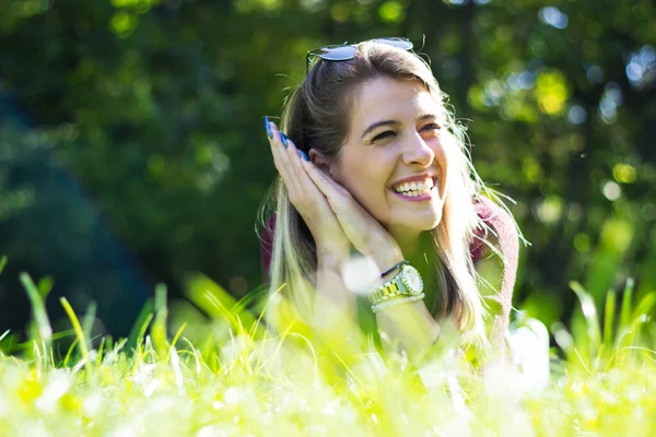 Linda Jovem Loira Deitada Campo Mulher Relaxada Entre Natureza Jovem — Fotografia de Stock