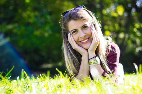 Linda Jovem Loira Deitada Campo Mulher Relaxada Entre Natureza Jovem — Fotografia de Stock