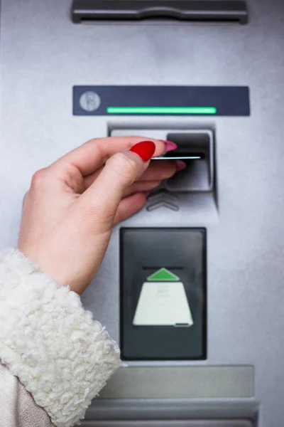 Kobieta Wkłada Kartę Kredytową Bankomatu Zamyka — Zdjęcie stockowe