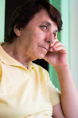 Dalgın kadın kıdemli portresi