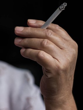 Kıdemli sigara içen kadın filtre ucu içiyor.